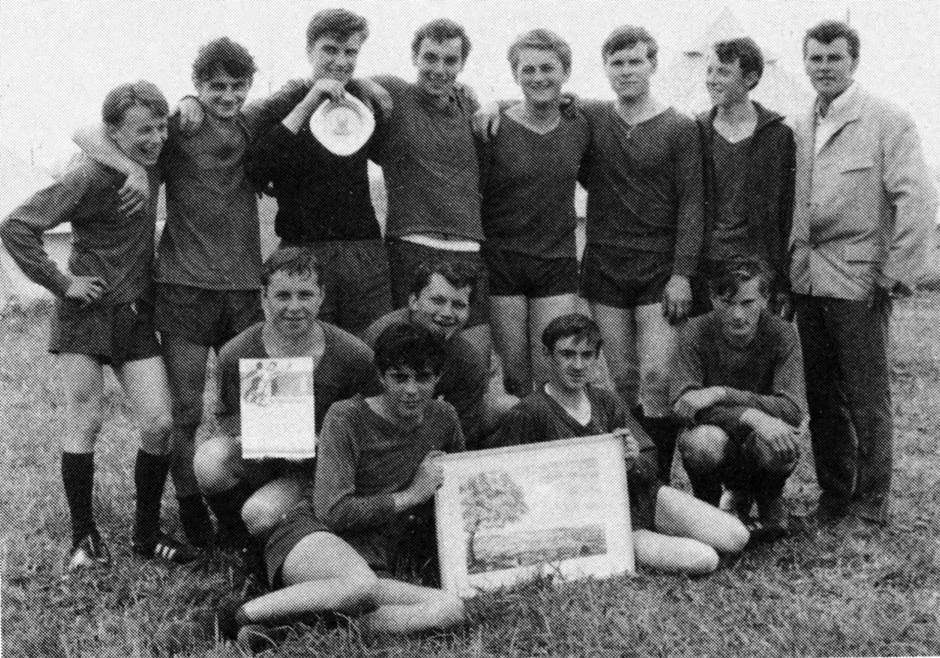 Jungkolping Fußball Diözesanturnier 1969 in Ottobeuren - v.l. stehend: Hubert Oberfrank, Dieter Tiefenbacher, Günther Heigl, Albert König, Helmut Schickinger, Hans Mesch, Franz Schön, Konrad Karg; kniend: Gerald Giggenbach, Herbert Schmid, Alfred Hitzler, Herbert Teuer, Johann Friedl
